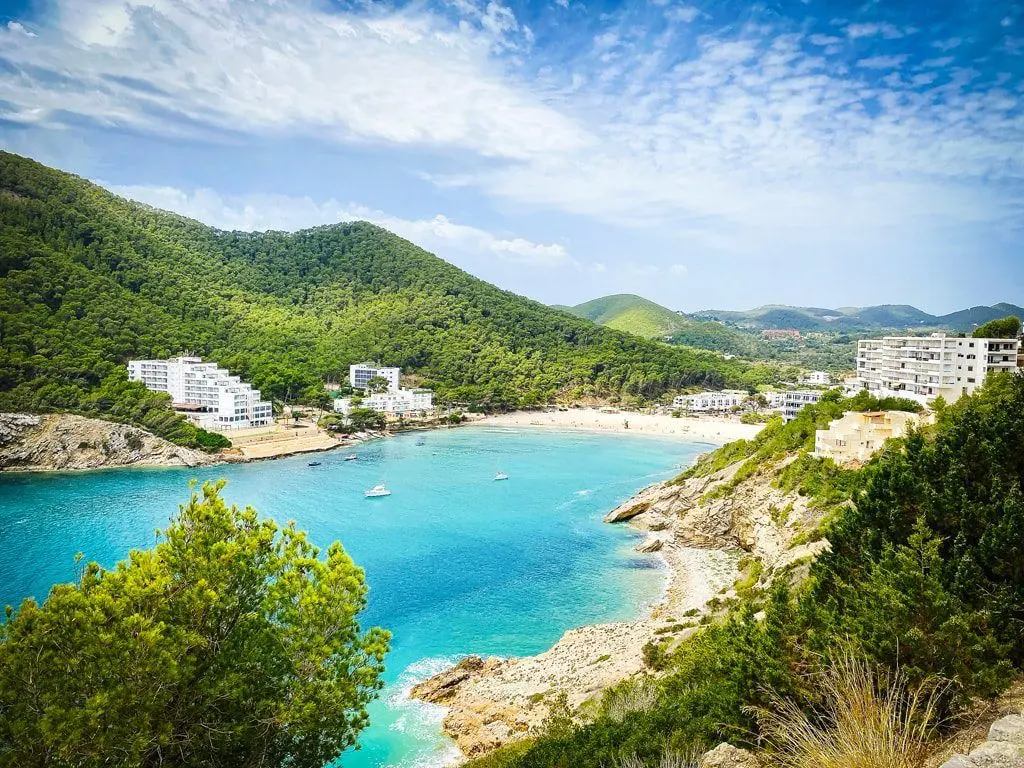 Vista panorámica de Cala Llonga, cerca del cerrajero de urgencia en Santa Eulària, Es Canar, Siesta, Santa Gertrudis - Imagen de Ibiza Travel