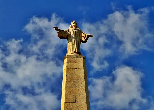 Vista de la estautra de Cristo en Montecristo, cerca del cerrajero de urgencia en San antonio y San Rafael - Imagen de Ibizalovers.es